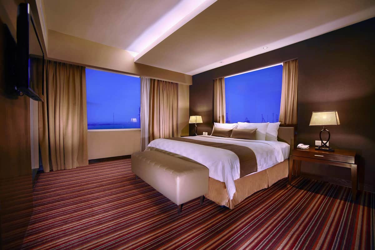 Premium bedding, minibar, in-room safe, desk