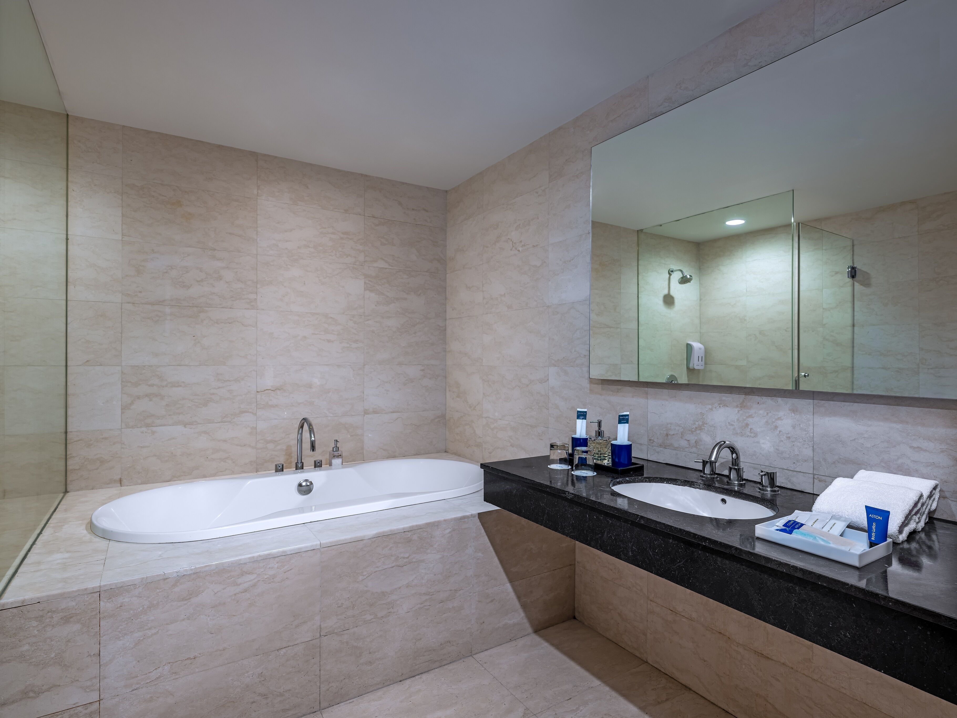 deluxe room (premier) | bathroom | free toiletries, hair dryer, bathrobes, slippers