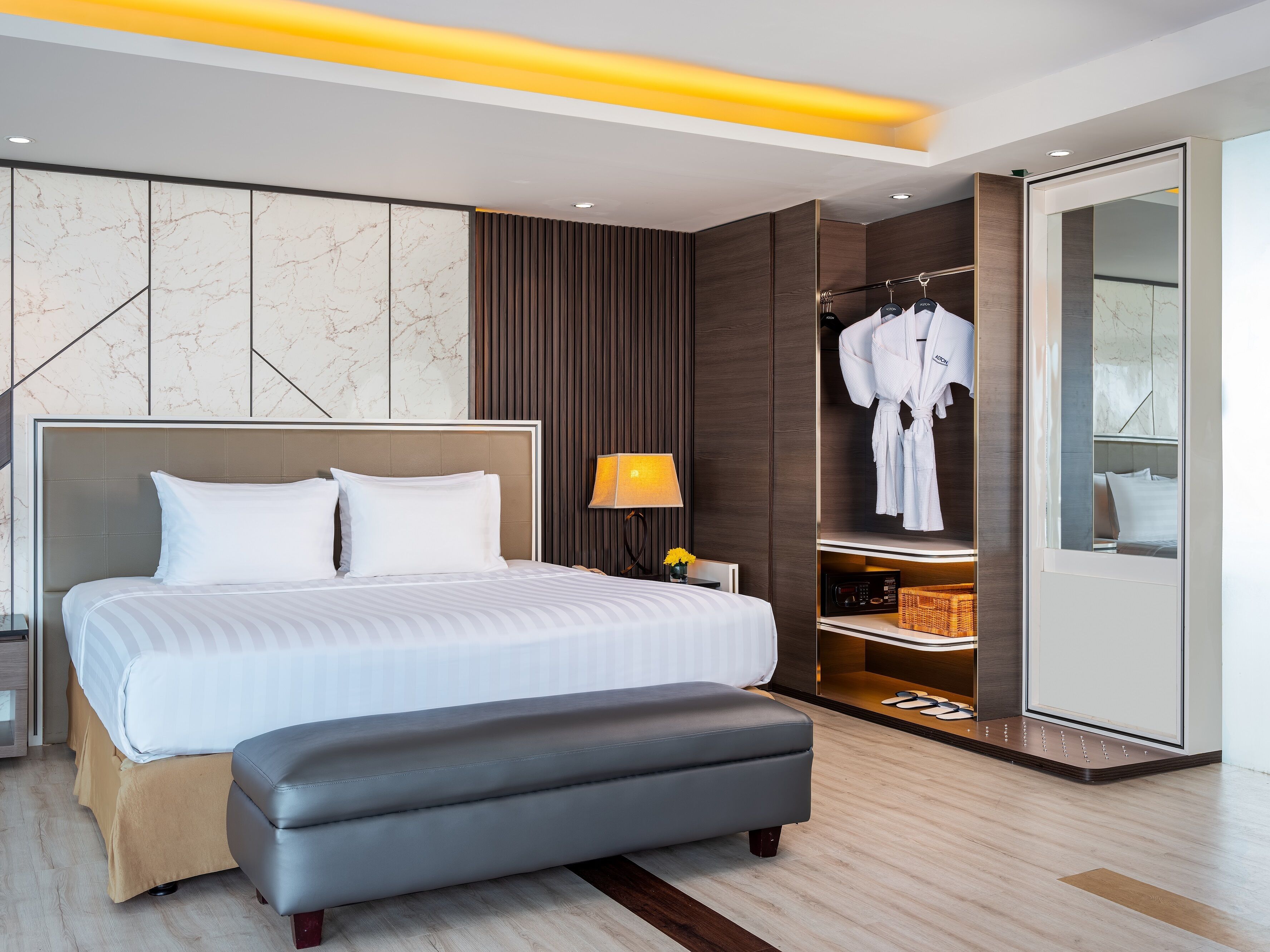 junior suite | premium bedding, minibar, in-room safe, desk