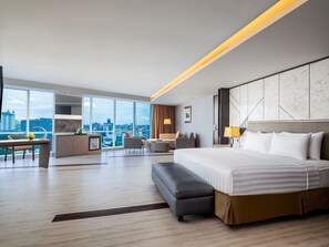 Junior Suite | Premium bedding, minibar, in-room safe, desk - Aston Makassar Hotel & Convention Center (Makassar)