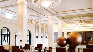 A spacious lobby with high ceilings, large chandeliers, and modern furniture. - Tianjin Goldin Metropolitan Polo Club (Tianjin)