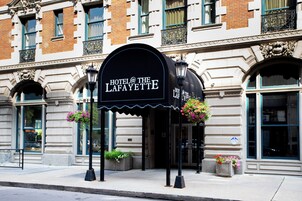 Un toldo negro con la inscripción "Hotel at the Lafayette" sobre la entrada de un edificio con detalles arquitectónicos ornamentales.