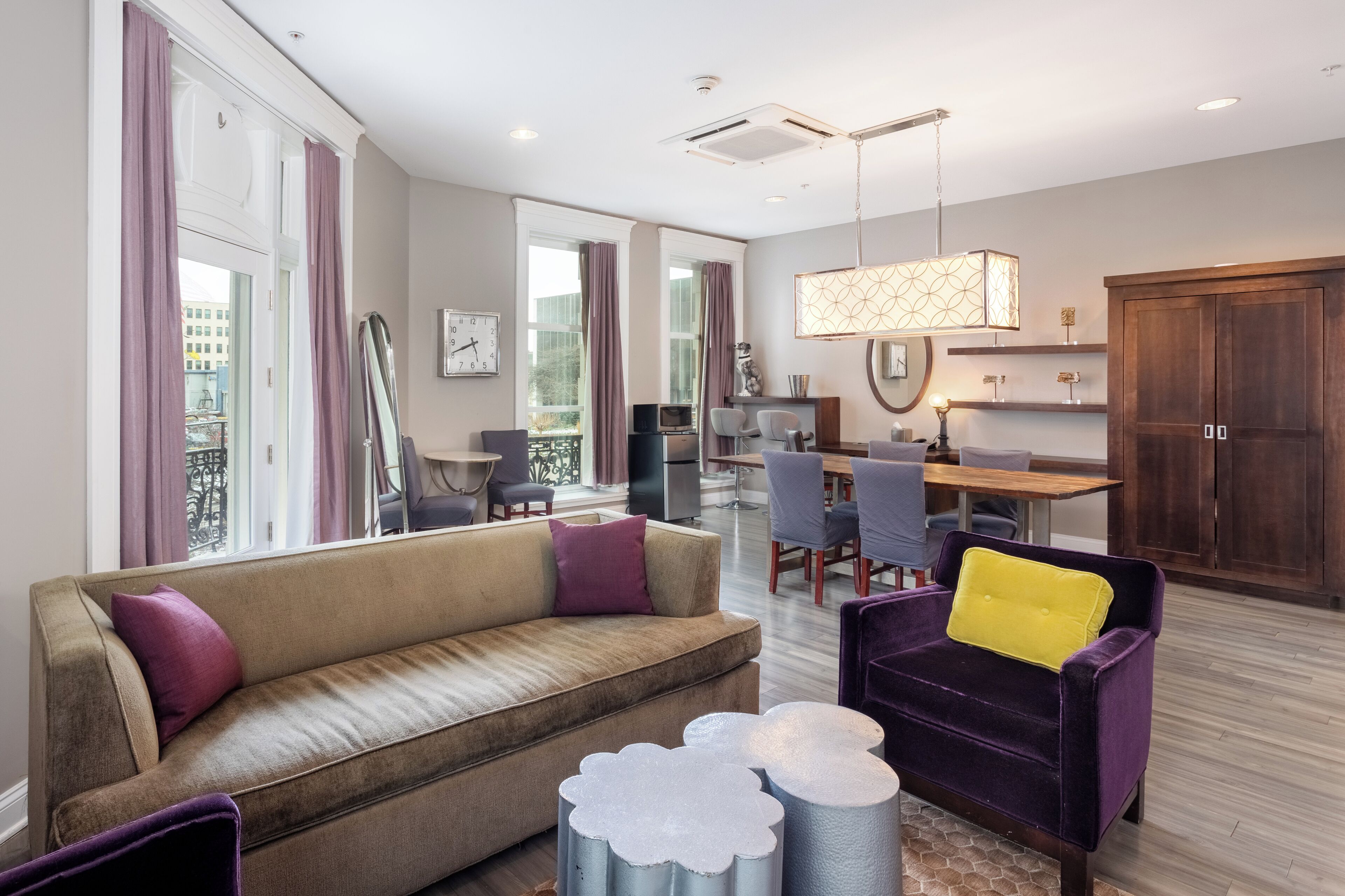 Enkeltrom – signature, 1 kingsize-seng, ikke-røyk (Marquis) | Oppholdsområde | En 40-tommers Flatskjerm-TV med kabel-kanaler samt TV