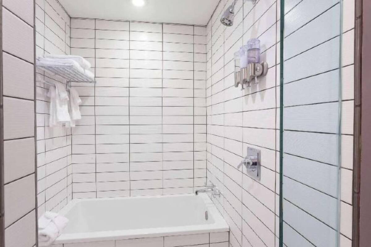 Shower, rainfall showerhead, free toiletries, hair dryer