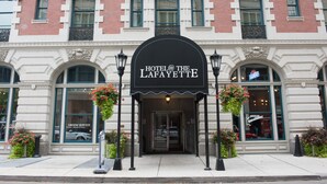 De gevel van Hotel at the Lafayette, met een klassieke architectuur, grote ramen en een opvallende ingang.
