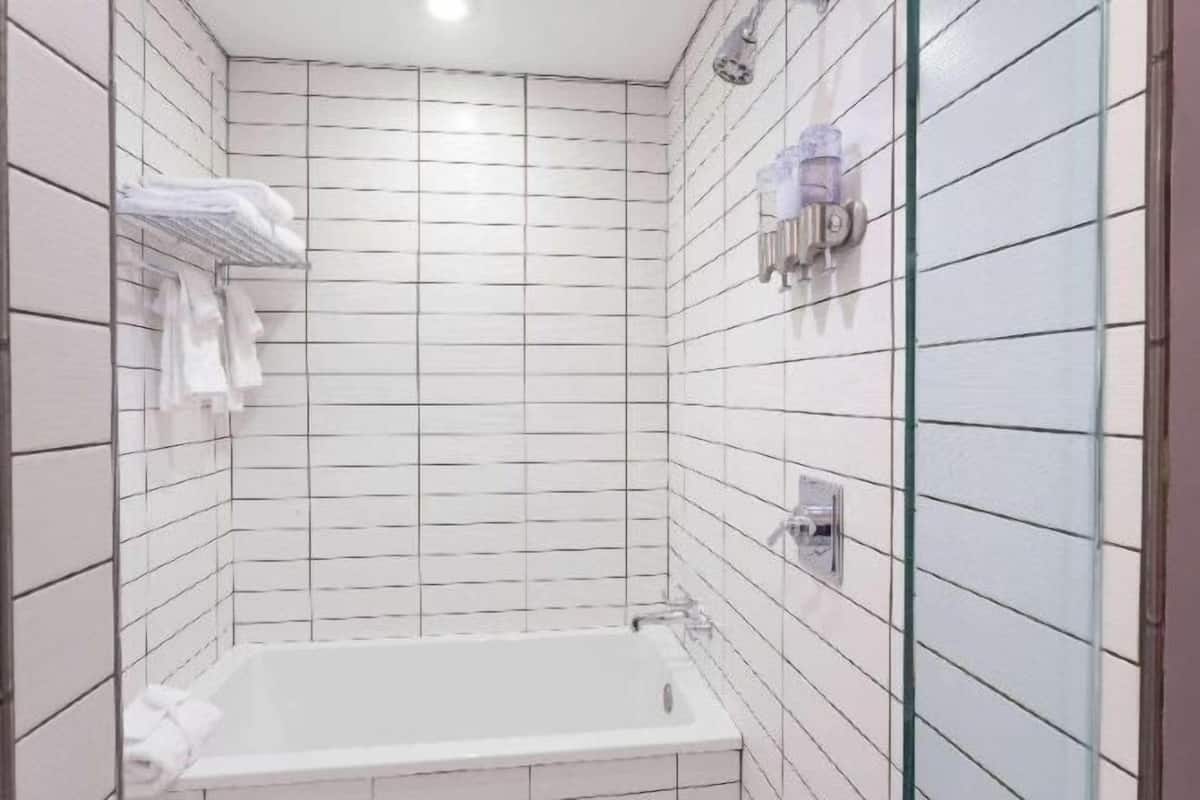 Douche, douche à « effet pluie », articles de toilette gratuits