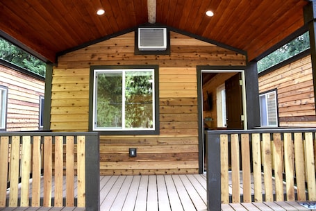 Premium Cottage | Individually decorated, individually furnished, soundproofing. Gateway Inn
