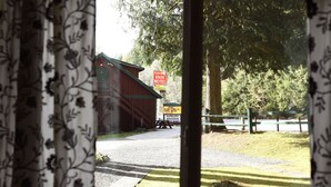 Uitzicht door een raam op een rustiek gebouw met een bord voor Gateway Inn Motel.