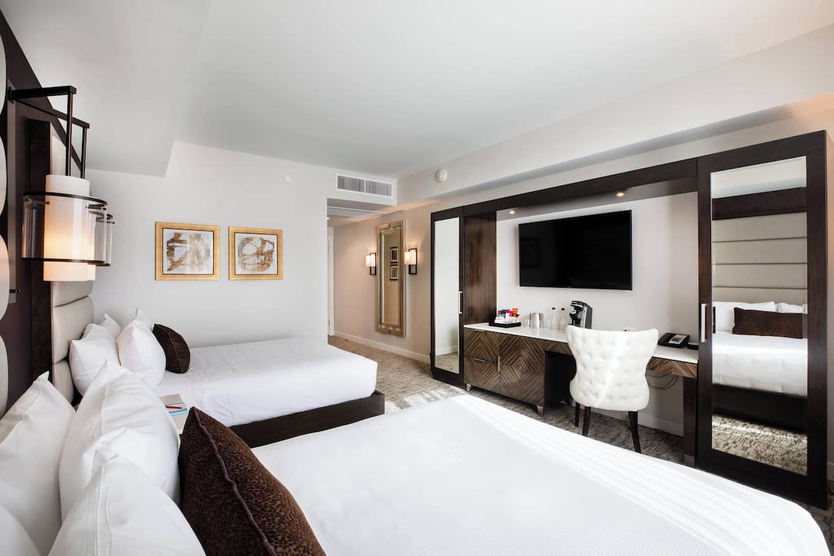 Ropa de cama de alta calidad, camas con pillow-top y minibar