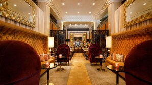 En lyxig hotellobby med bekväma sittplatser, en central bar och en imponerande entré.