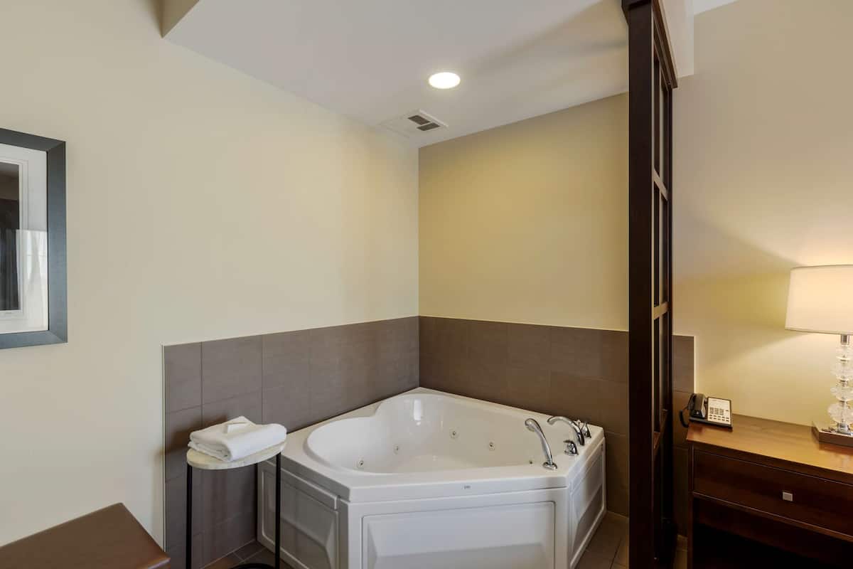 Suite, 1 King Bed, Non Smoking, Jetted Tub | Egyptian cotton sheets, premium bedding, pillow-top beds, desk