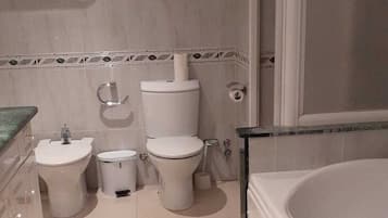 Vierpersoonskamer, terras (VIP, 4 people) | Badkamer | Een bad, gratis toiletartikelen, een haardroger, handdoeken