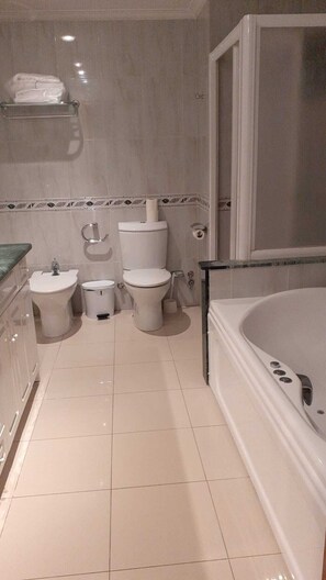 Vierbettzimmer, Terrasse (VIP, 4 people) | Badezimmer