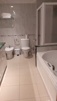 Bañera, artículos de tocador gratuitos, secador de pelo, toallas