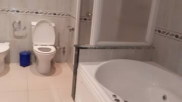 Quadruple room with terrace, 4 people | Bathroom | Bathtub, free toiletries, hair dryer, towels