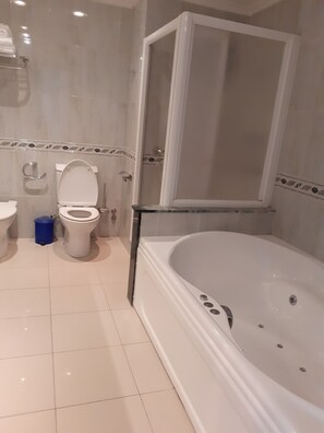Quadruple room with terrace, 4 people | Bathroom | Bathtub, free toiletries, hair dryer, towels