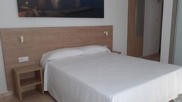 Kamer, 1 twee- of 2 eenpersoonsbedden, terras (2 people) | Een minibar, een kluis op de kamer, individueel gemeubileerd, een bureau