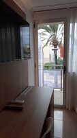 Habitación doble con terraza, 2 personas | Zona de estar | Una televisión