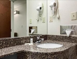 Combined shower/bathtub, hair dryer, towels - Microtel INN & Suites BY Wyndham Belle Chasse/new (Belle Chasse)
