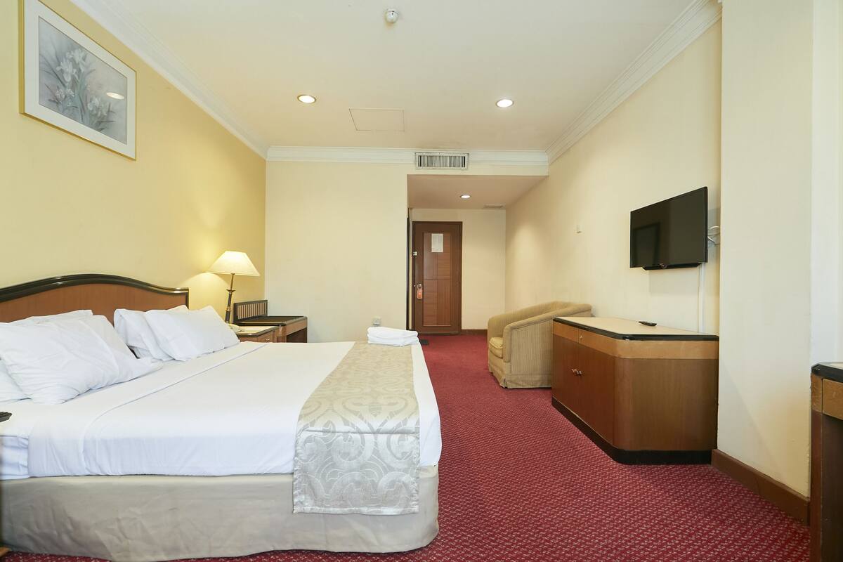 In-room safe, desk, bed sheets