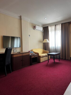 三人房 | 客房内保险箱、办公桌、床单