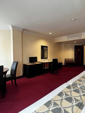 Triple Room | In-room safe, desk, bed sheets - Grand Pacific Hotel PWTC (Kuala Lumpur)