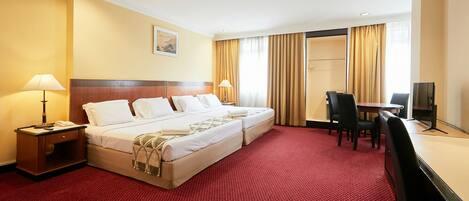 Familie suite | Een kluis op de kamer, een bureau, beddengoed