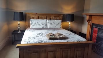 Casa de campo de diseñador | Ropa de cama de alta calidad y caja de seguridad en la habitación