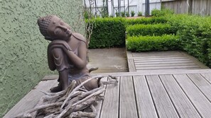 Kahden hengen huone, 1 keskisuuri parisänky, kylpyhuone makuuhuoneen yhteydessä | Terassi/patio