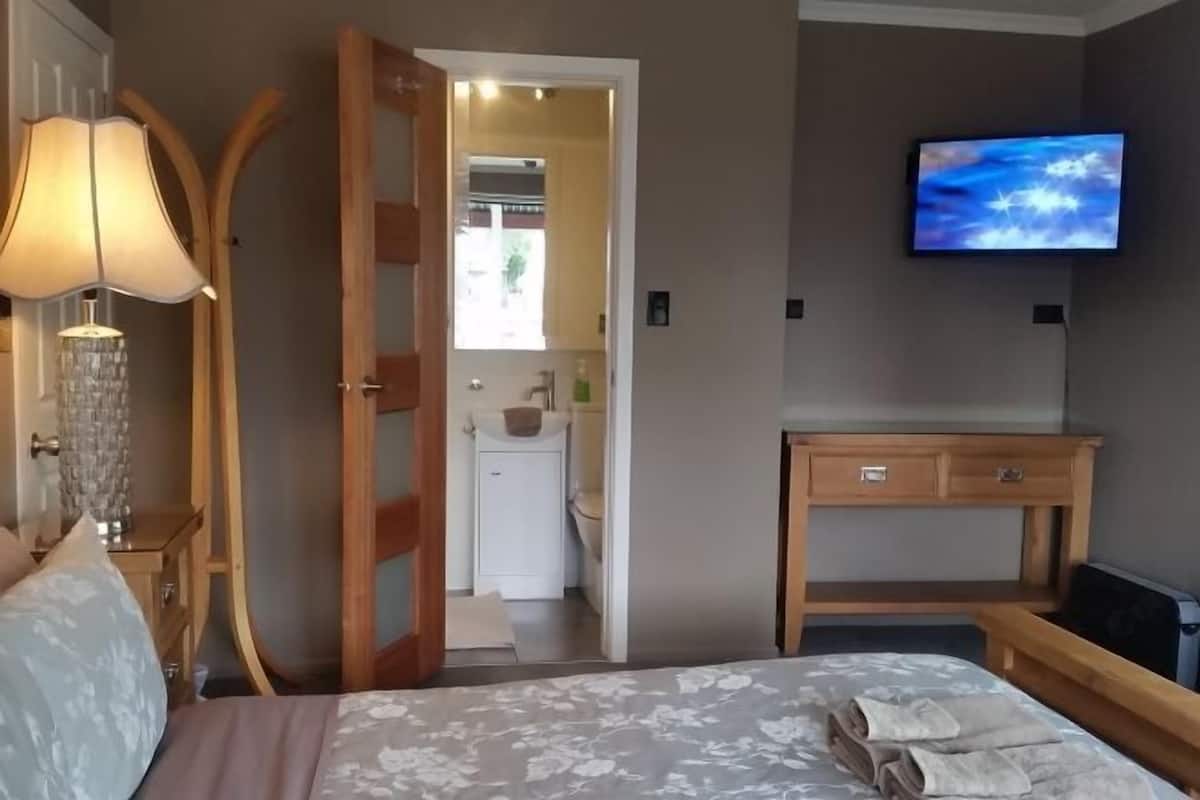 Premium bedding, in-room safe, individually decorated