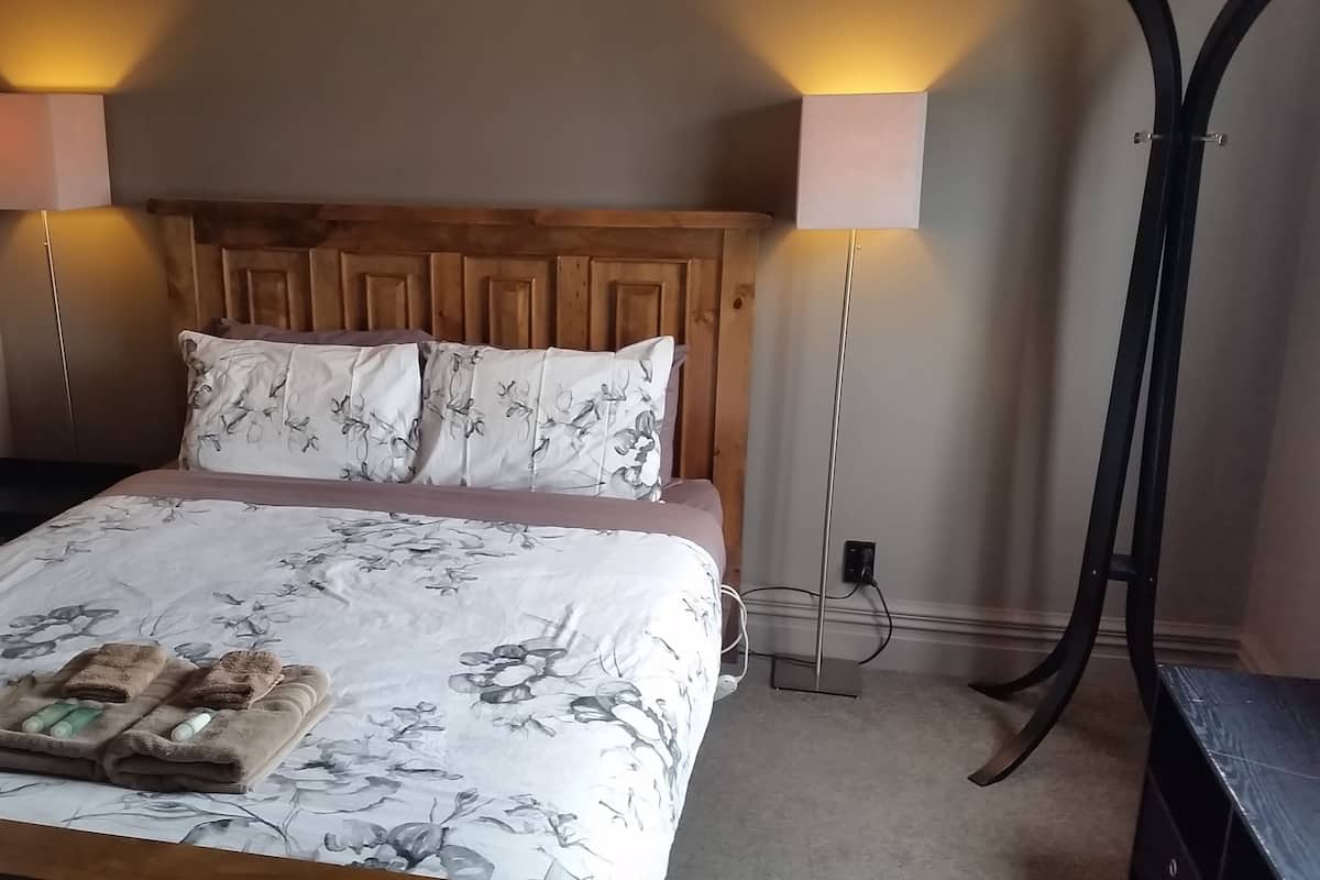 Premium bedding, in-room safe, individually decorated