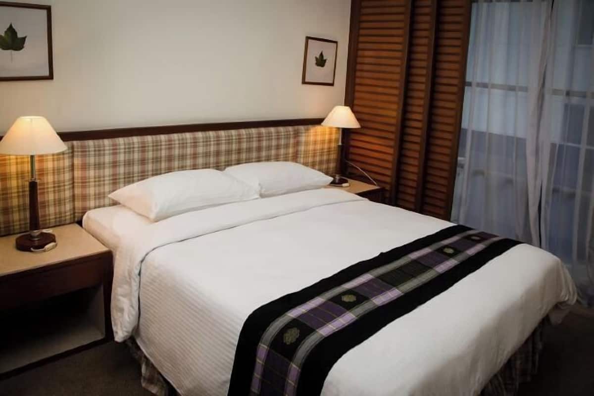 2 bedrooms, in-room safe, individually furnished, desk
