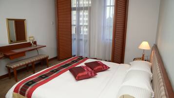 In-room safe, individually furnished, desk, laptop workspace