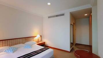 Deluxe Room, 1 Bedroom | In-room safe, desk, laptop workspace, iron/ironing board