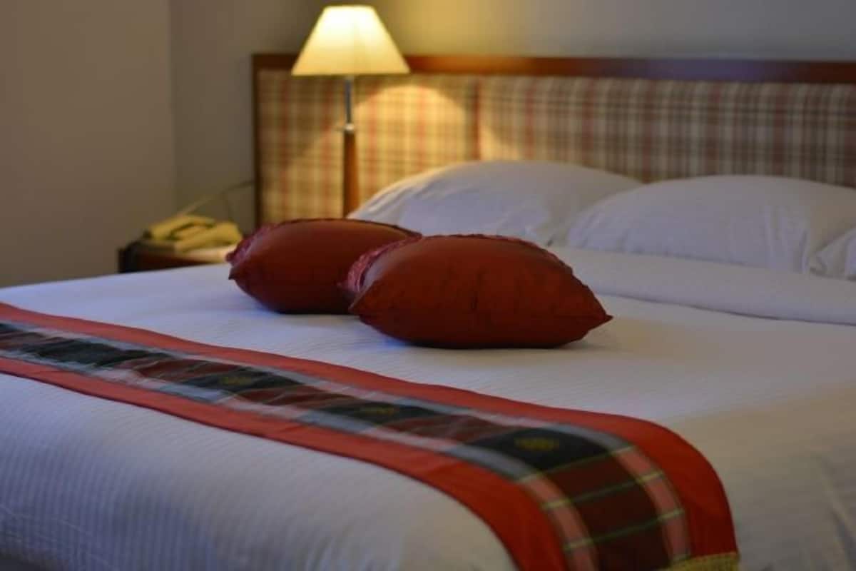 2 bedrooms, in-room safe, individually furnished, desk
