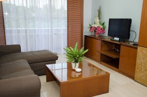 华丽客房, 1 间卧室 | 客厅 | 24-英寸液晶电视（配备卫星频道）、电视、壁炉