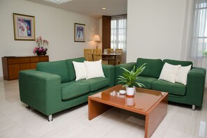 华丽公寓, 2 间卧室 | 客厅 | 24-英寸液晶电视（配备卫星频道）、电视、壁炉