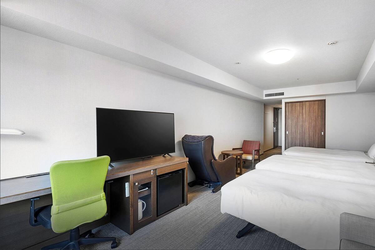 Deluxe Twin Room Non Smoking (For 3 people) | Down duvets, desk, blackout curtains, soundproofing