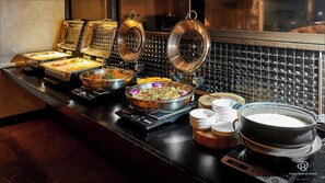 Daily buffet breakfast (JPY 1800 per person)
