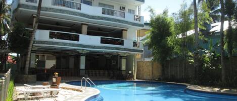 Piscina all'aperto, lettini