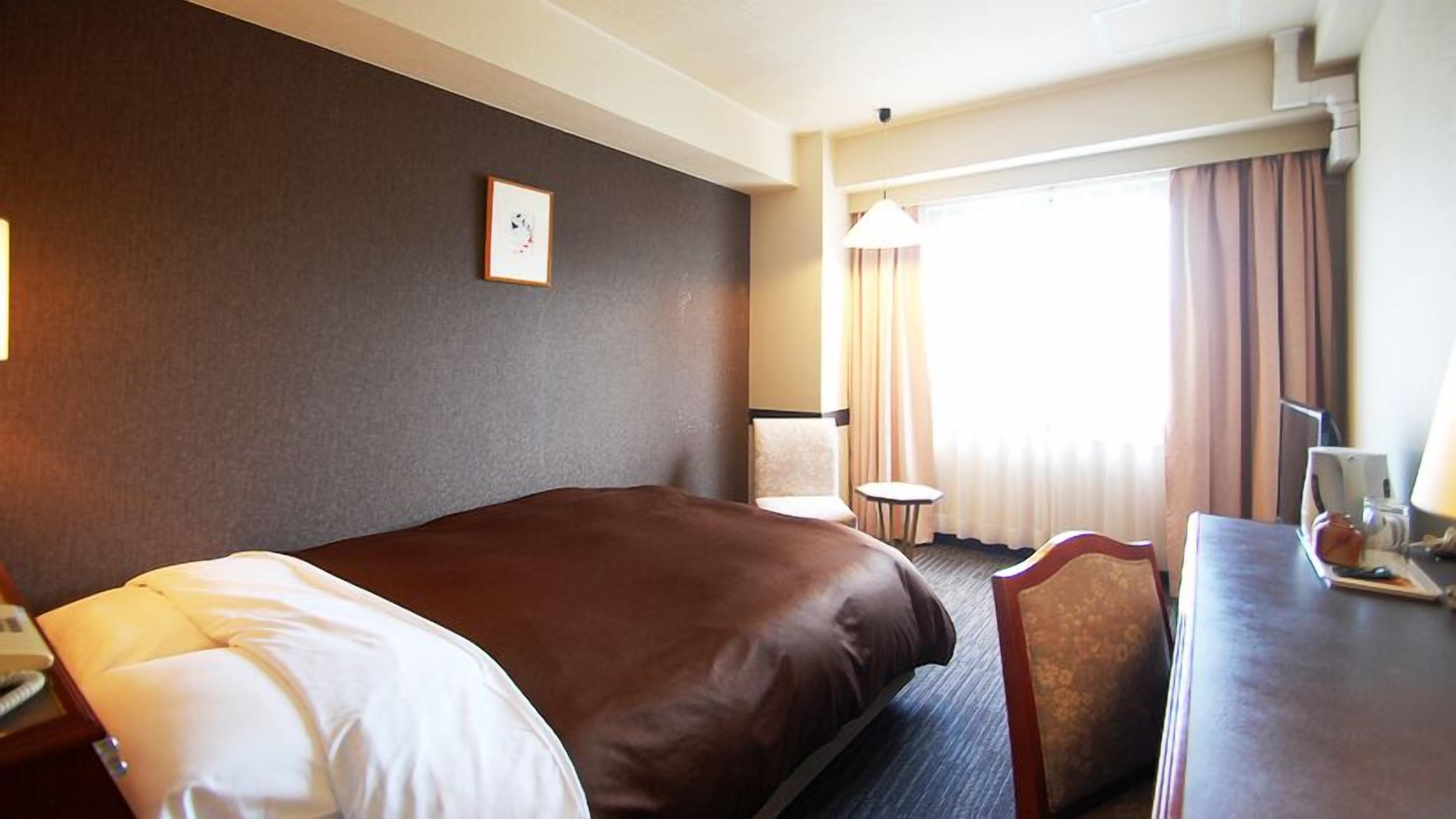 Desk, blackout drapes, free WiFi, bed sheets