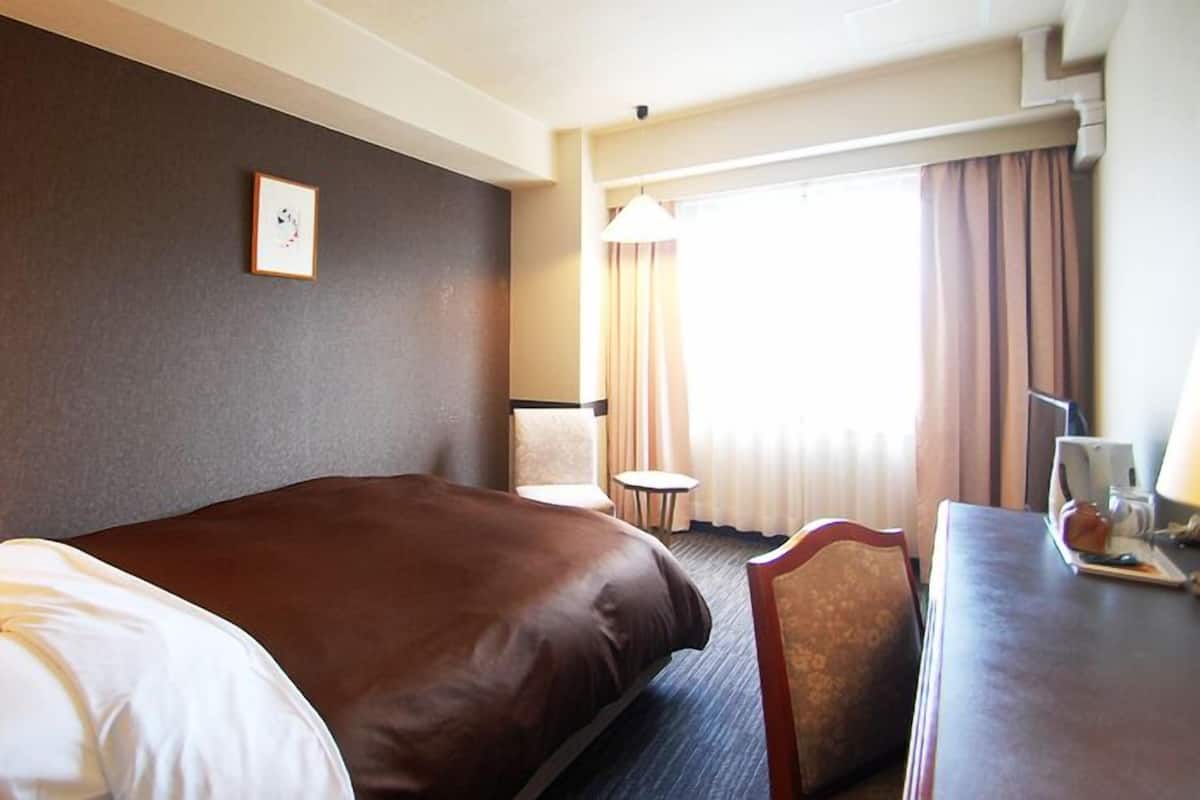 Desk, blackout curtains, free WiFi, bed sheets