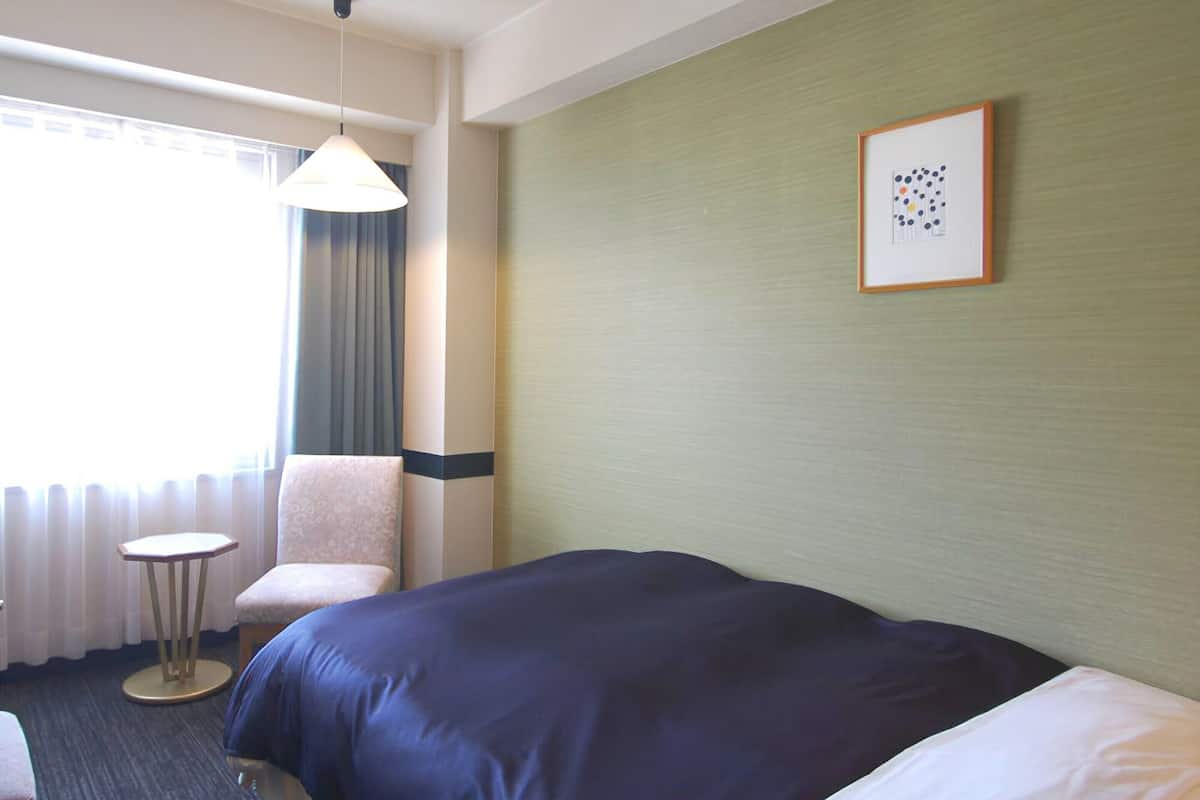 Escritorio, cortinas blackout, wifi gratis y ropa de cama