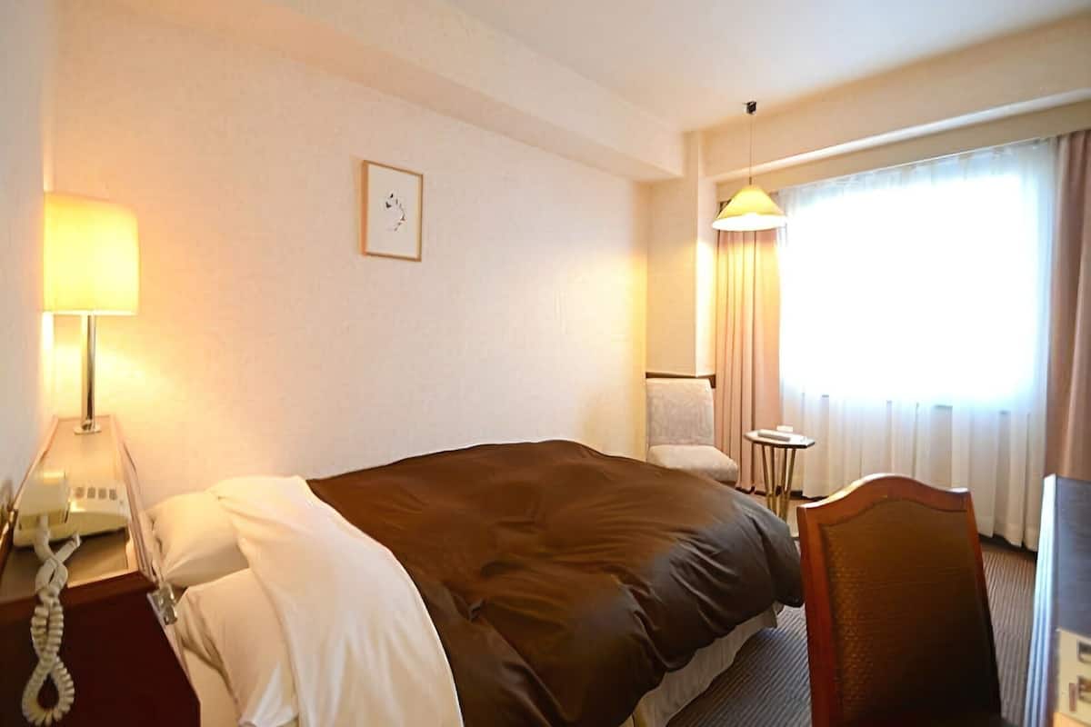 Escritorio, cortinas blackout, wifi gratis y ropa de cama