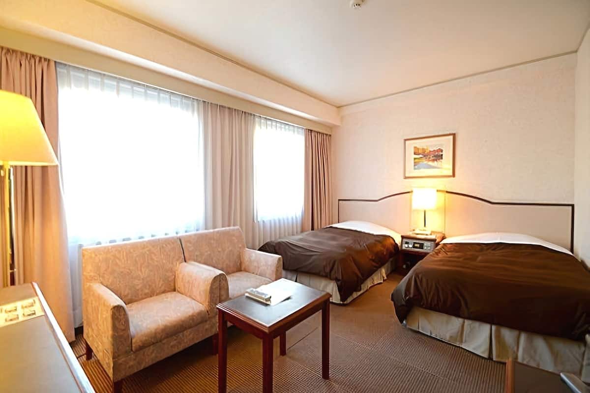 Escritorio, cortinas blackout, wifi gratis y ropa de cama