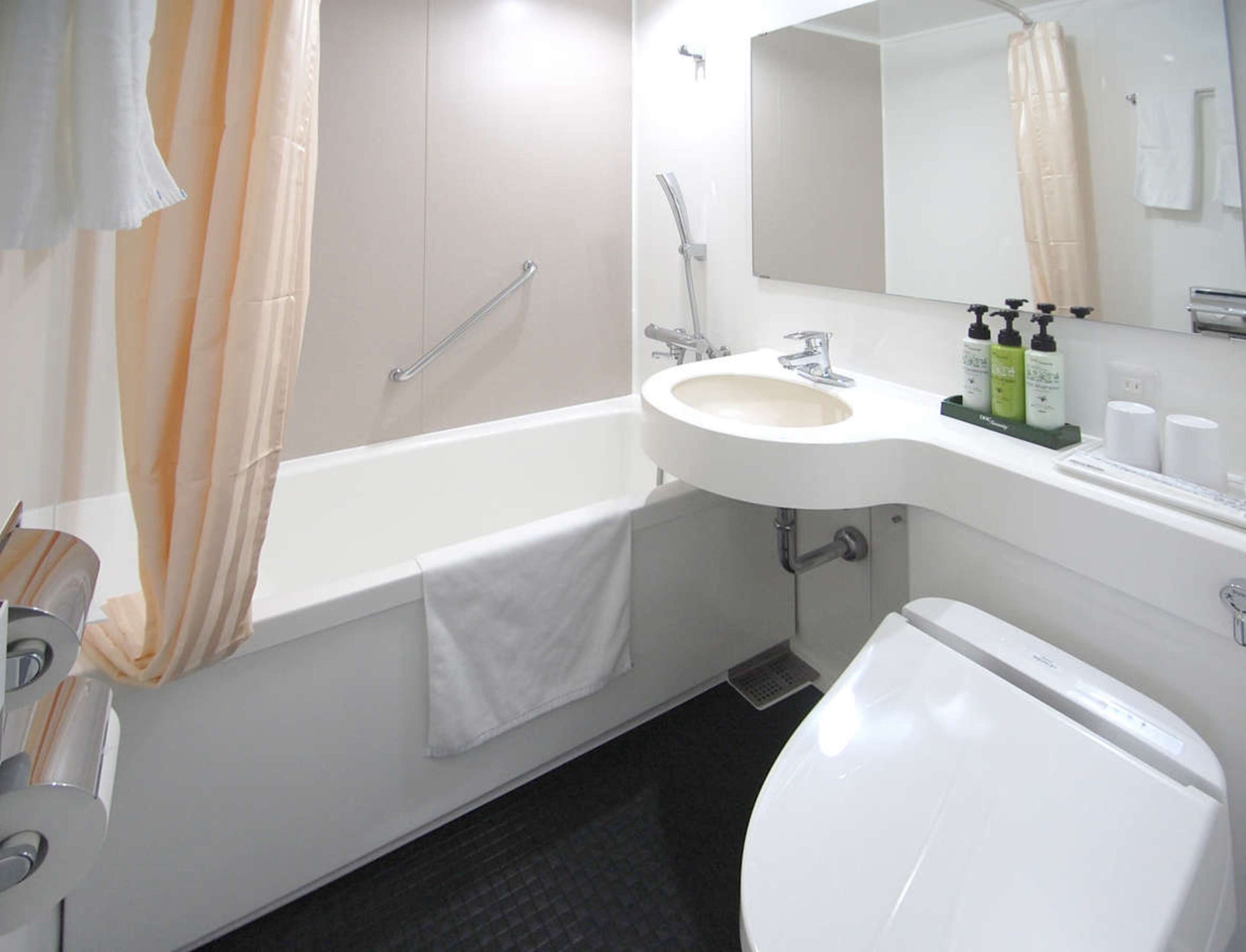 combined shower/bathtub, deep-soaking bathtub, free toiletries