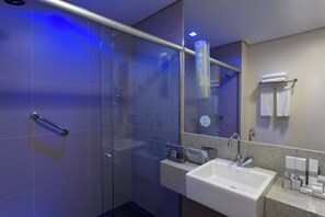 Premium Casal - 1 Cama King | Baño | Ducha, artículos de higiene personal gratuitos y secador de pelo