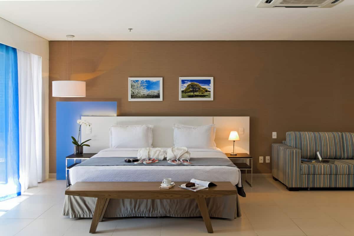 Suíte Casal - 1 Cama King | Minibar, in-room safe, blackout curtains, free WiFi