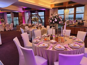 供應午餐、晚餐;多國菜;室外用餐