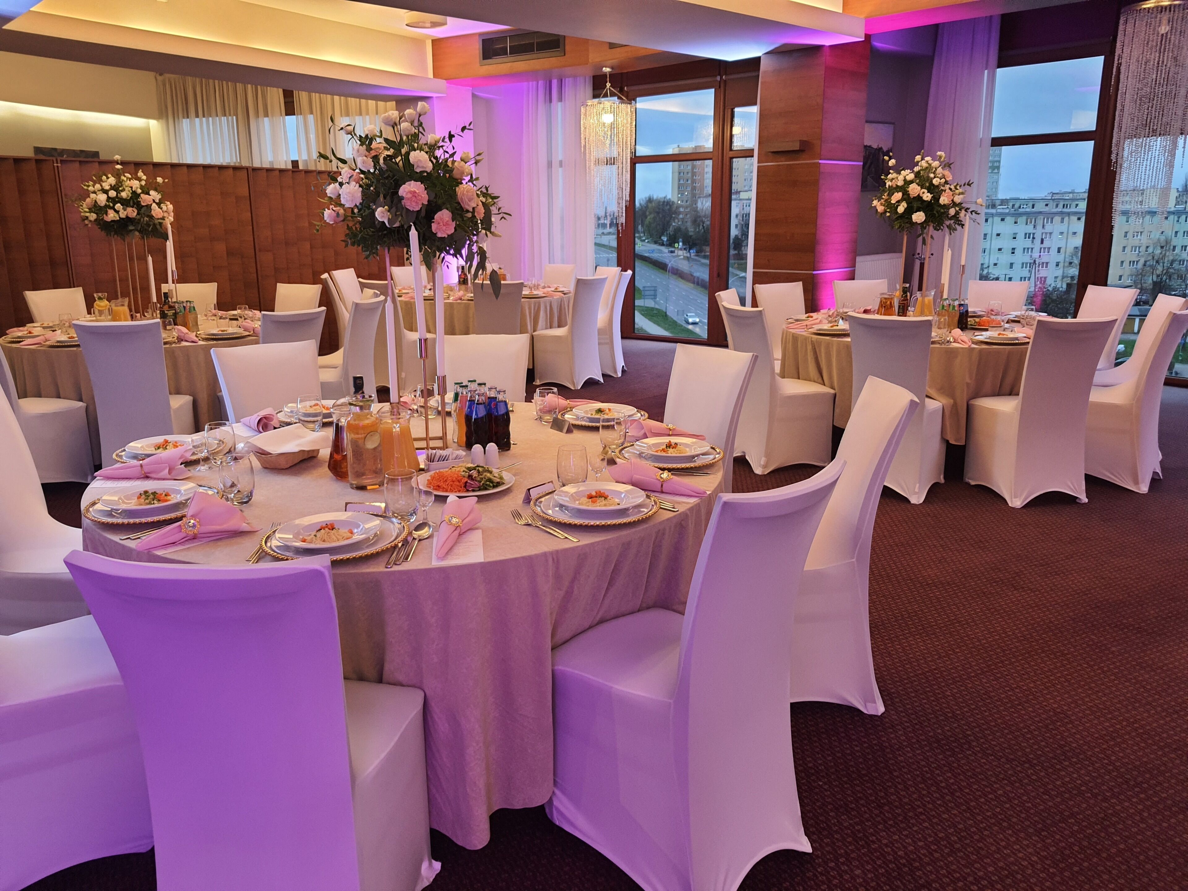 lunch, dinner served; international cuisine, al fresco dining